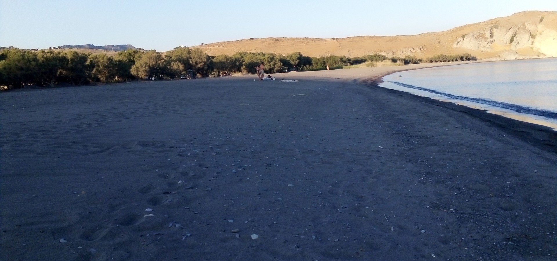 Η παραλία Χρουσός Δυτικής Λέσβου όπως είναι σήμερα χωρίς τις απογορευτικές πινακίδες έκτρωμα.